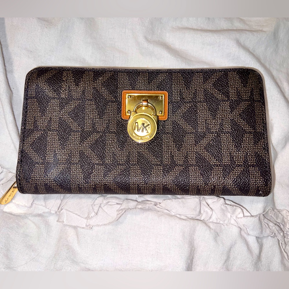 Michael Kors Hamilton Traveler Large Bifold Zip Around Wallet